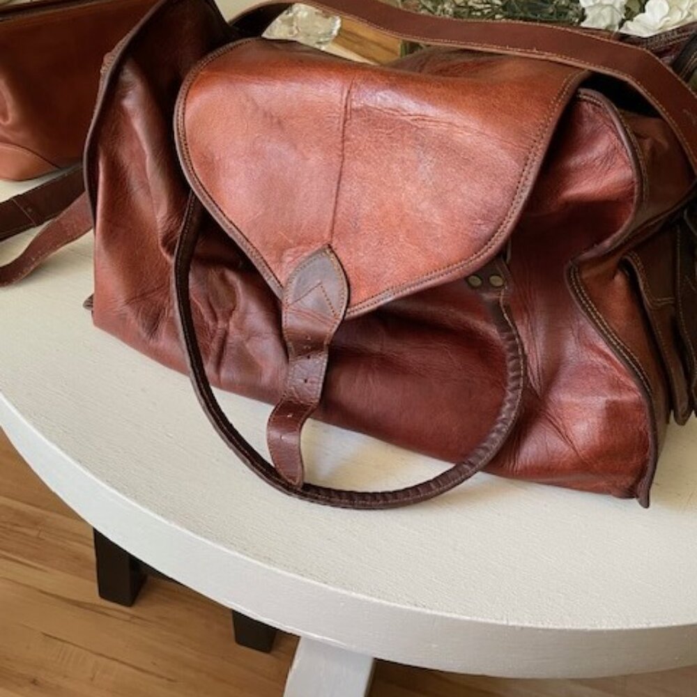 Vintage leather duffel bag, great condition, roomy, padded shoulder strap. 20"